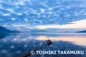 支笏湖の夜明け