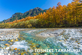 六百山と梓川の流れ