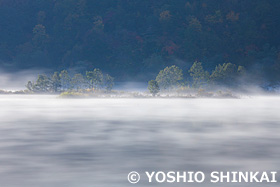 秋元湖の朝もや　福島県