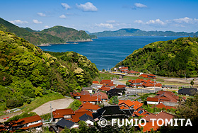 日本海と山陰本線が走る明石集落　島根県