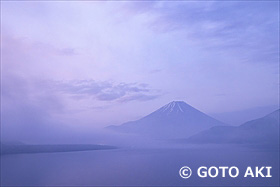 本栖湖より富士山　山梨県　6月