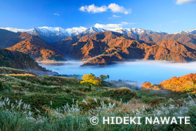 飯豊連峰の雪山と紅葉　山形県　11月