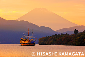 富士山　　芦ノ湖　夕焼け　観光遊覧船　ビクトリー 芦ノ湖から撮影　神奈川県　10月