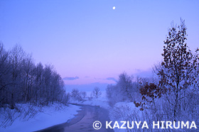 早暁の川と月　猿別川支流　北海道　1月