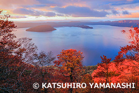 御鼻部山から朝の十和田湖　青森県　10月