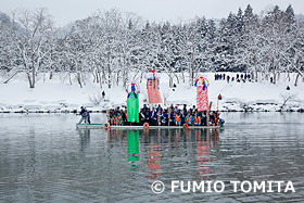 雄物川を渡る梵天　秋田県　2月