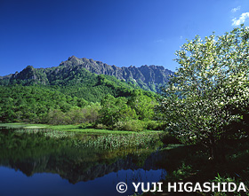 鏡池と戸隠山　長野県　5月