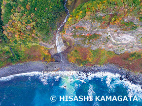 カムイワッカの滝　オホーツク海　紅葉　知床半島　知床国立公園　ドローン撮影　北海道　10月