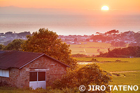 田園と夕日 秋田県 6月