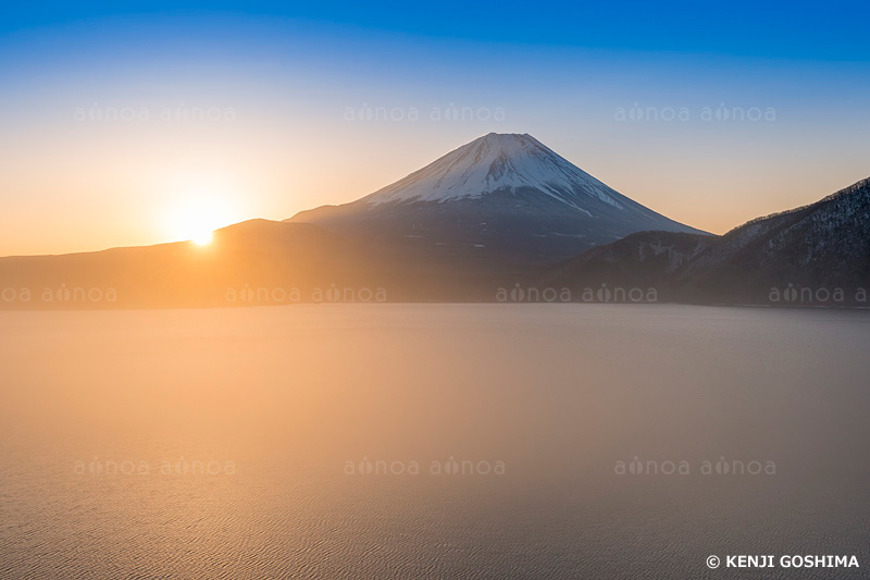 富士山と本栖湖　山梨県