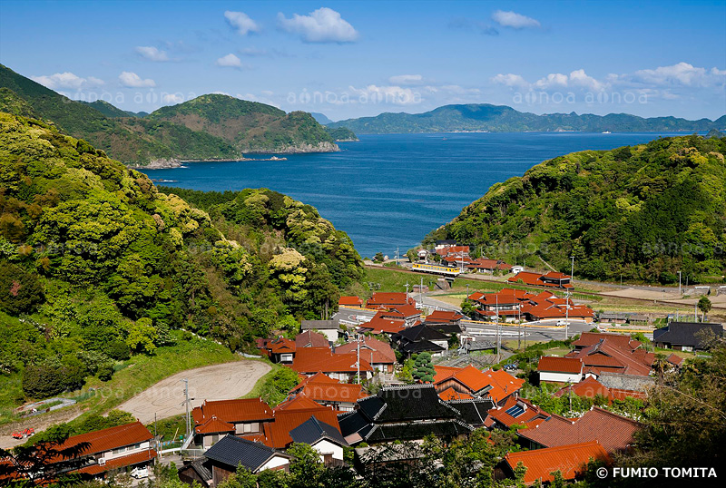 日本海と山陰本線が走る明石集落　島根県