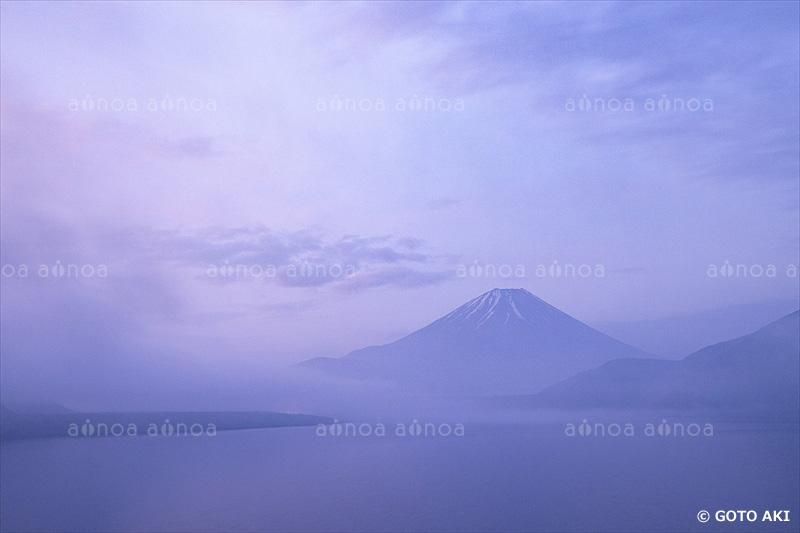 本栖湖より富士山　山梨県　6月