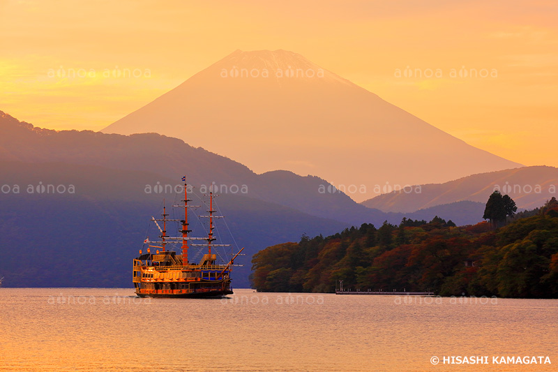 富士山　　芦ノ湖　夕焼け　観光遊覧船　ビクトリー 芦ノ湖から撮影　神奈川県　10月