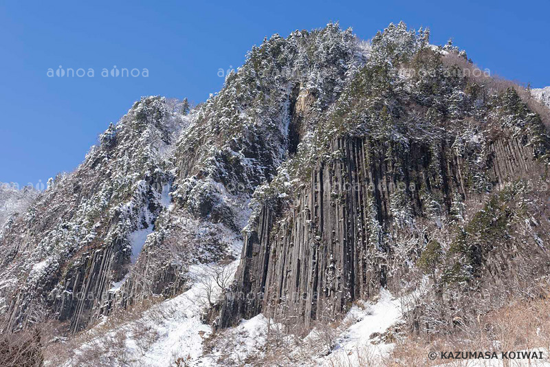 冬の秋山郷布岩　長野県　2月