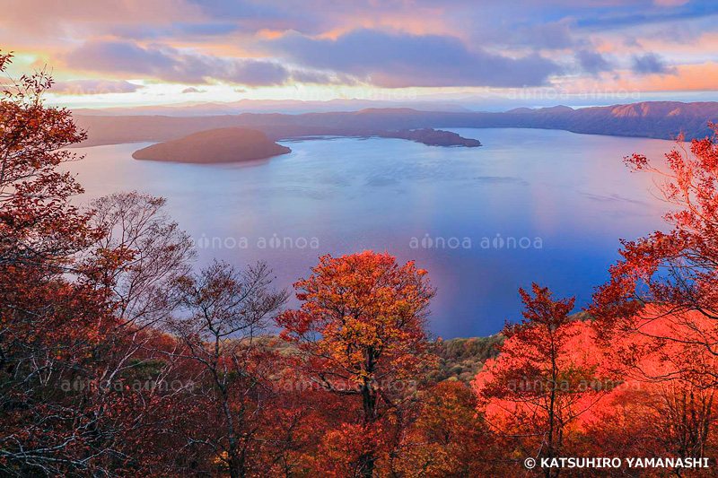 御鼻部山から朝の十和田湖　青森県　10月