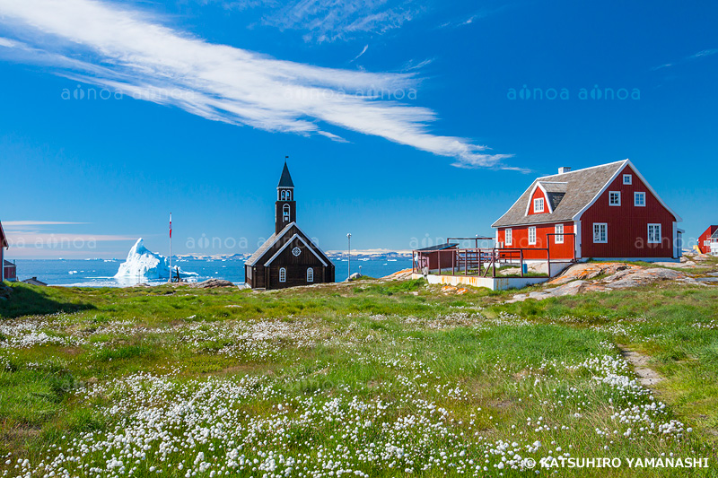 イルリサットの教会と氷山　グリーンランド　6月