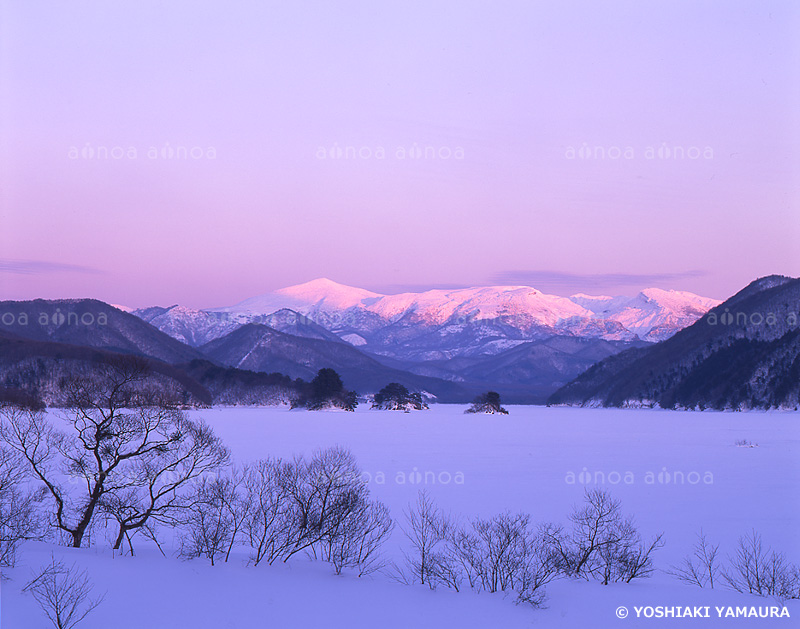 秋元湖と安達太良山　福島県　2月